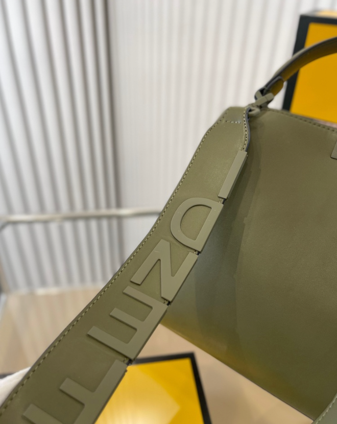 Bolsa Fendi Peekaboo