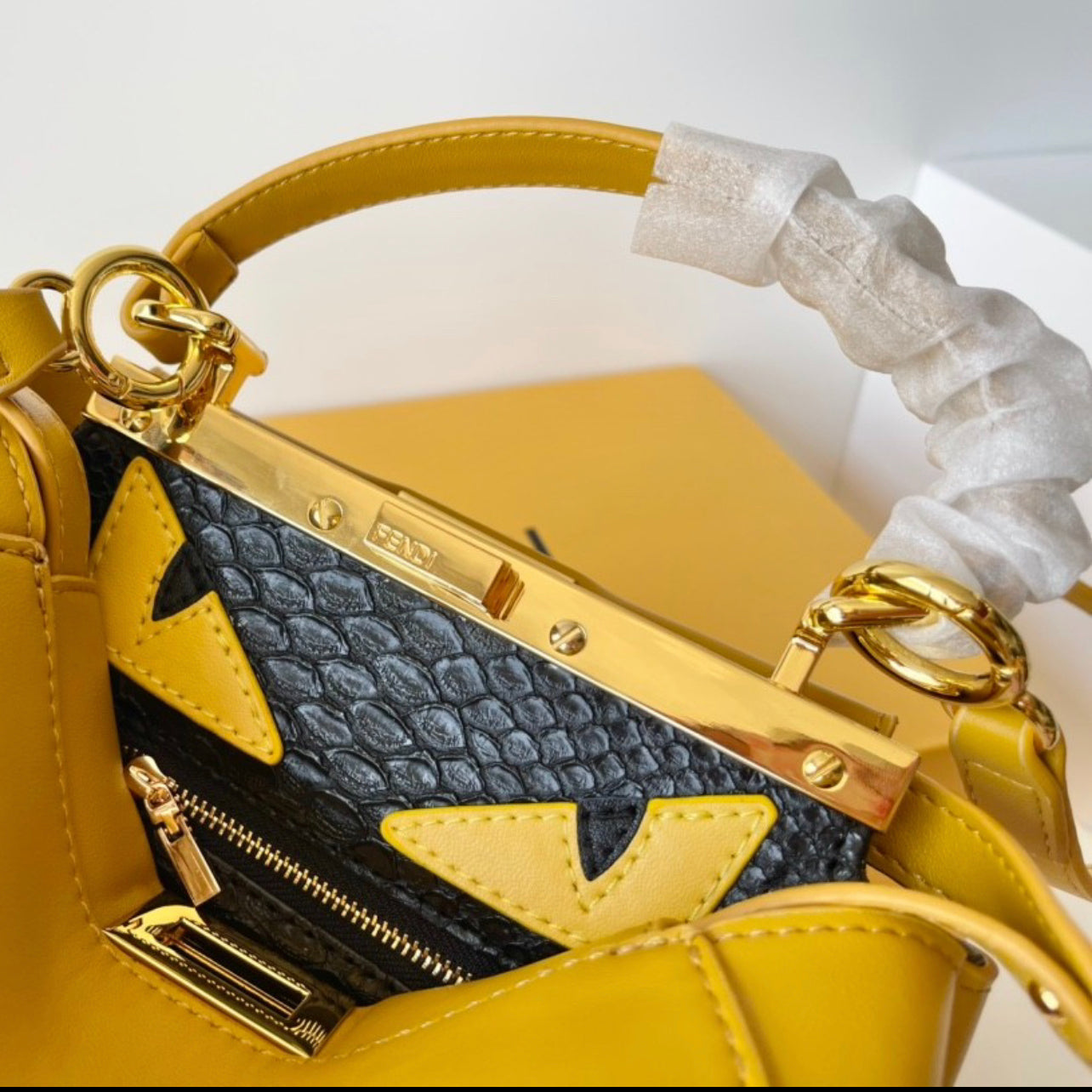 Bolsa Fendi Peekaboo Monster Amarelo