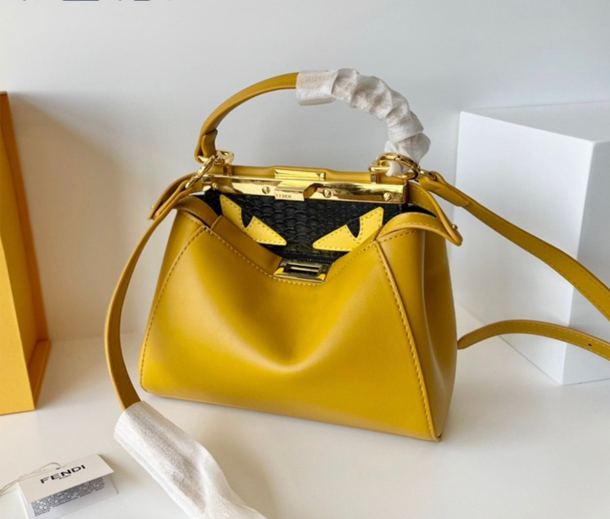 Bolsa Fendi Peekaboo Monster Amarelo